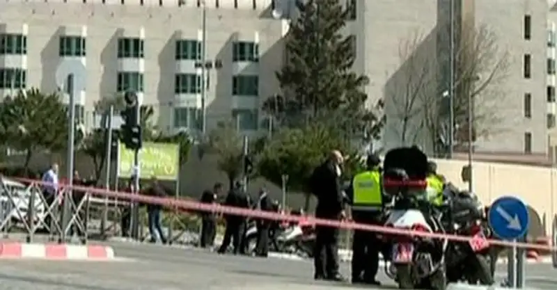 Автомобиль террориста въехал в толпу на остановке в Иерусалиме