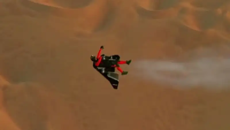 «Железный человек» пролетел над Дубаем