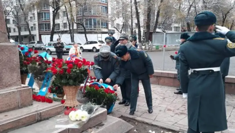 В Алматы возложили цветы к памятнику Героя Советского Союза Панфилова