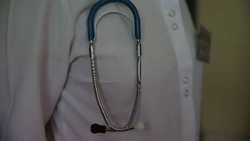 Скончался младенец, выпавший из рук матери на эскалаторе в Уральске