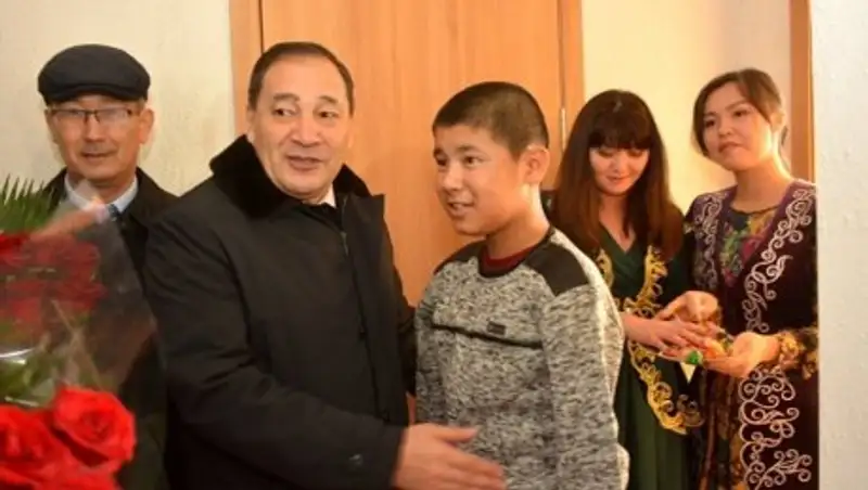 Аким подарил безрукому мальчику квартиру в Мангистау