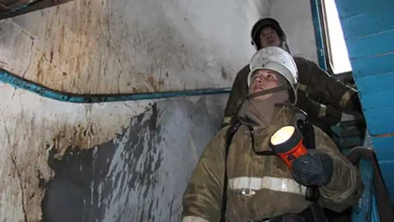 Мусор загорелся в подъезде многоэтажки в Караганде, есть погибшие, фото - Новости Zakon.kz от 21.10.2013 15:31