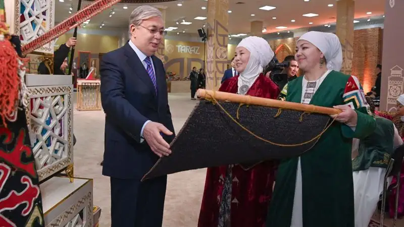 Токаев не торгуясь купил камчу и чашу на выставке ремесленников в Таразе