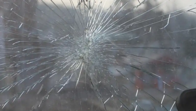 В Нур-Султане в школьный автобус врезался другой автобус