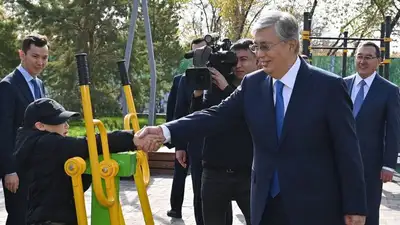 Касым-Жомарт Токаев пожал руку мальчику из Конаева, фото - Новости Zakon.kz от 19.10.2022 14:39