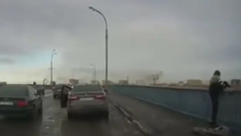 В Семее местные жители не дали спрыгнуть женщине с моста