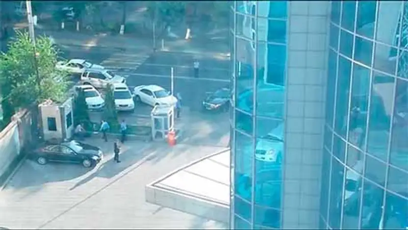 Как полицейские позволяют "избранным" алматинцам нарушать ПДД