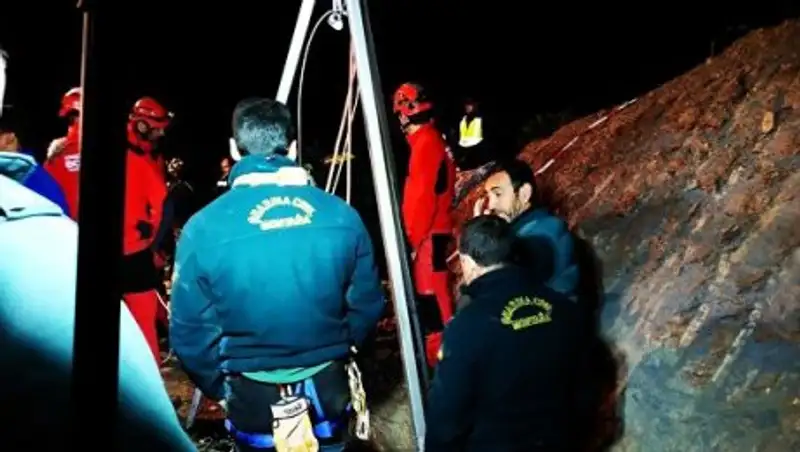 Третий день спасают ребенка из колодца в Испании