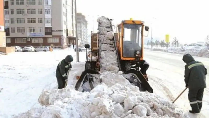 В пристоличных сельских округах ведется усиленная работа по вывозу снега и очистке дорог