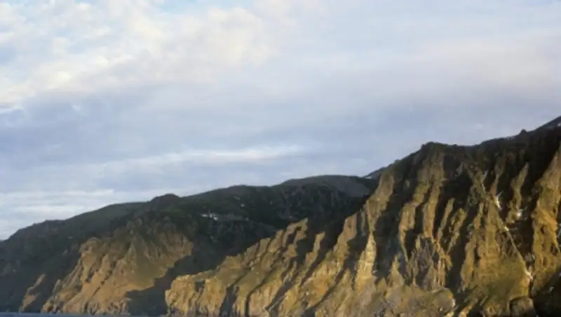 Идет очистка берега от нефтепродуктов с аварийного танкера на Сахалине