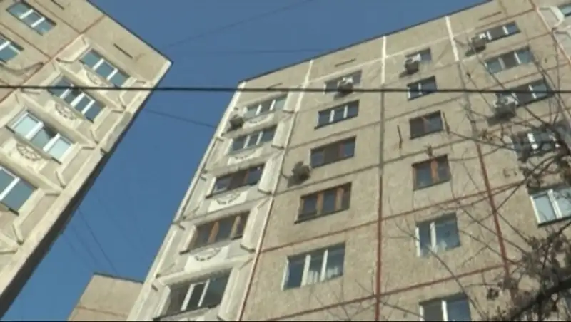 Отец семейства в Алматы выбросился из окна восьмого этажа