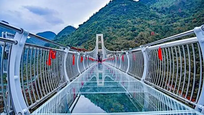 В Китае турист застрял на разбившемся стеклянном мосту