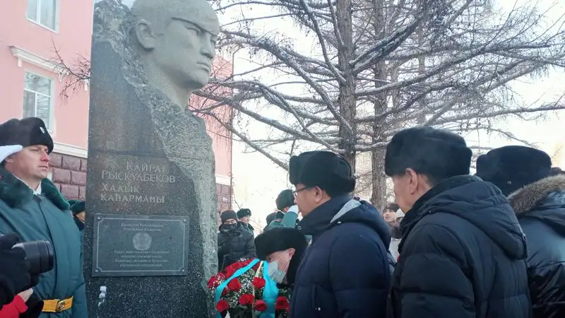 В Семее возложили цветы к памятнику Кайрата Рыскулбекова, фото - Новости Zakon.kz от 16.12.2022 11:58
