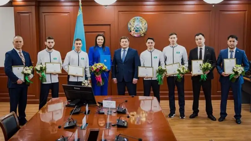 Министр культуры и спорта вручил поздравительное письмо от имени президента казахстанским гимнастам, фото - Новости Zakon.kz от 25.03.2023 12:43