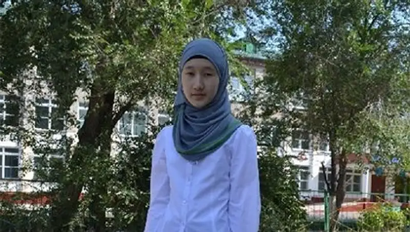 Школьнице из Семея разрешили ходить на занятия в хиджабе