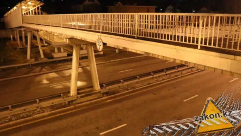 Девушка упала с моста на проезжую часть в Алматы