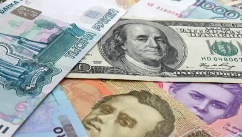 Доллар и евро на старте торгов потеряли по несколько рублей