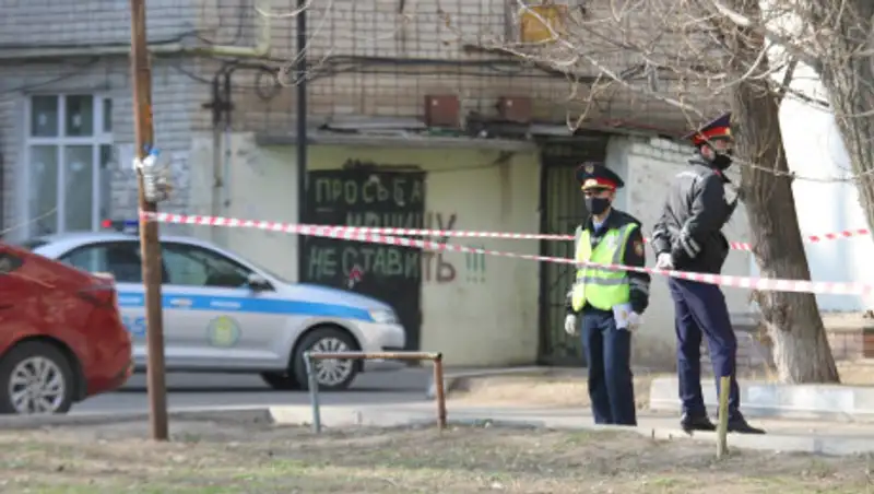 Дом в Уральске оцепили из-за обнаруженного там мертвого мужчины