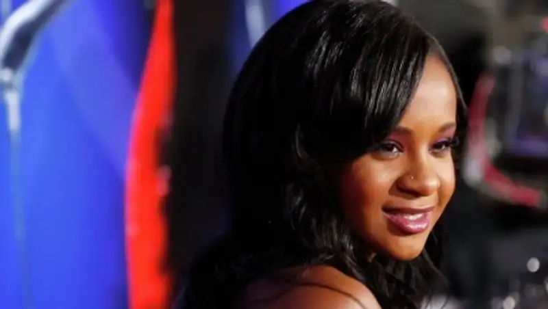 Находящуюся в коме дочь Уитни Хьюстон перевели на дыхание через трахею