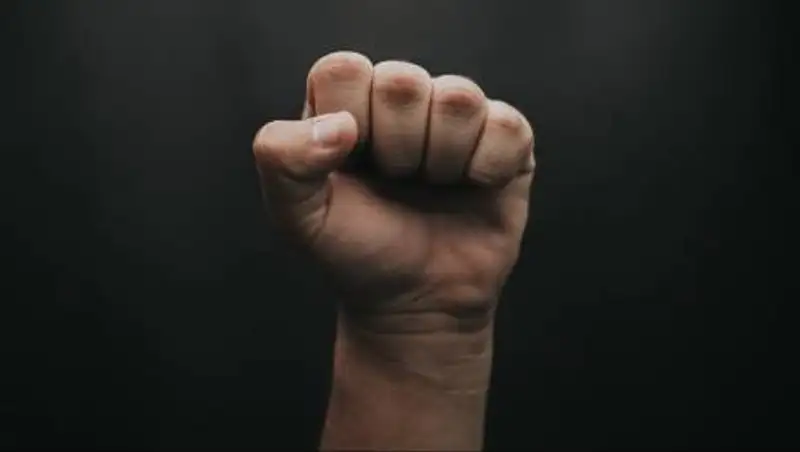 В Талдыкоргане таксист едва не задушил коллегу