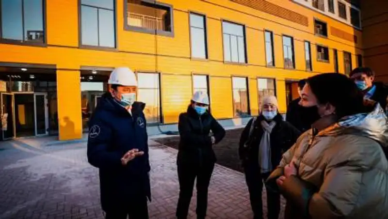 Завершено строительство первого блока долгостроя "Алтын шар". Столичным дольщикам вручают ключи