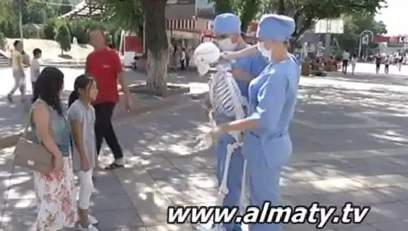 «Оживший» скелет разгуливает по улицам Алматы