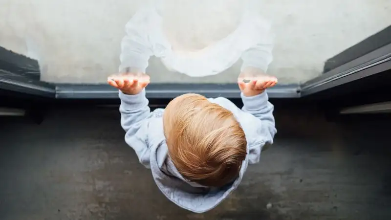 Падение из окон - главная причина травматизма и смертности детей в городах - МЧС