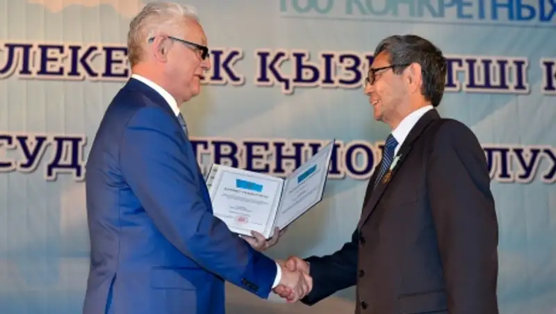 Аким СКО вручил награды лучшим государственным служащим