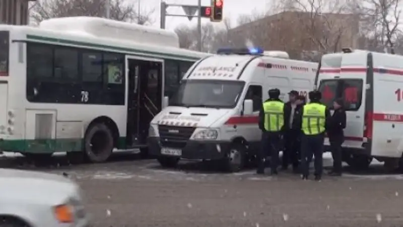 В Шымкенте автобус столкнулся с машиной скорой помощи