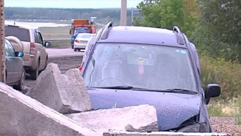 В Петропавловске грузовик с бетонными блоками перевернулся на автомобиль