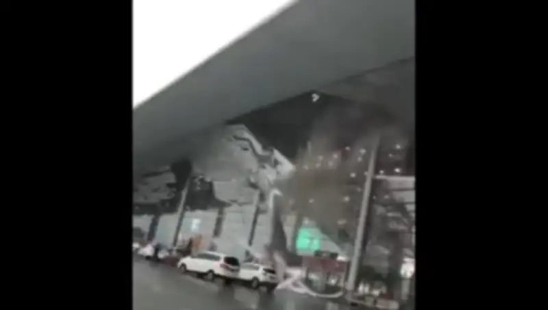 Сильный ветер сорвал крышу в китайском аэропорту и спровоцировал панику