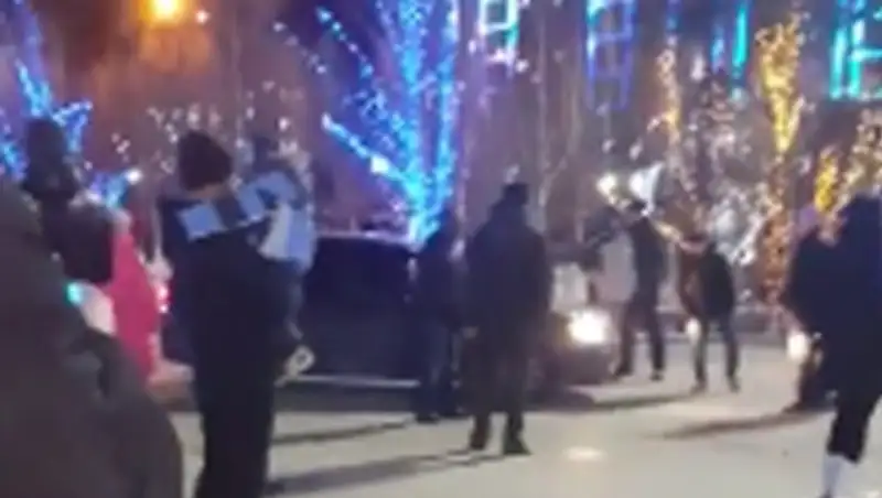В Усть-Каменогорске автомобиль выехал к елке на аллею площади Республики 