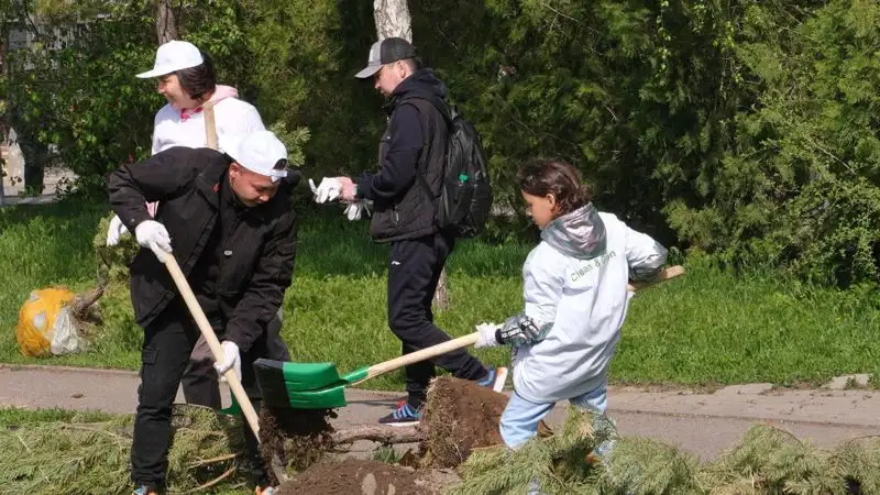 На общегородском субботнике в Алматы собрано 15 тысяч кубометров мусора и высажено 5 тысяч деревьев, фото - Новости Zakon.kz от 22.04.2023 16:44