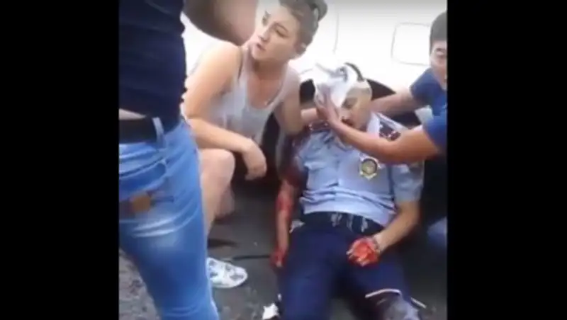 Прохожим, бросившимся на помощь раненым полицейским в Алматы, объявят благодарность