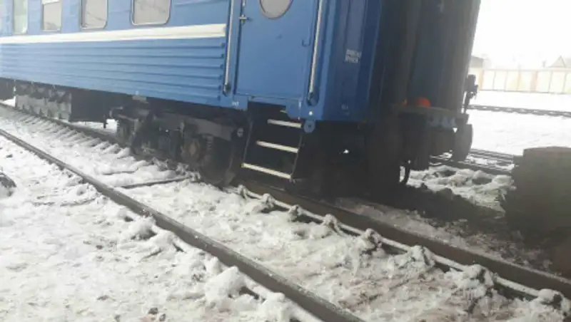 Четыре вагона пассажирского поезда сошли с рельсов в Карагандинской области