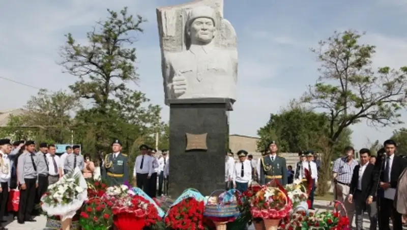 В Таразе открыли памятник снайперу Ыбырайыму Сулейменову