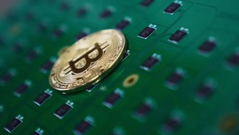 Биткоин упал ниже девяти тысяч долларов