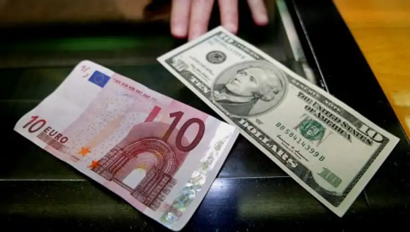 Курс доллара составил 320 тенге