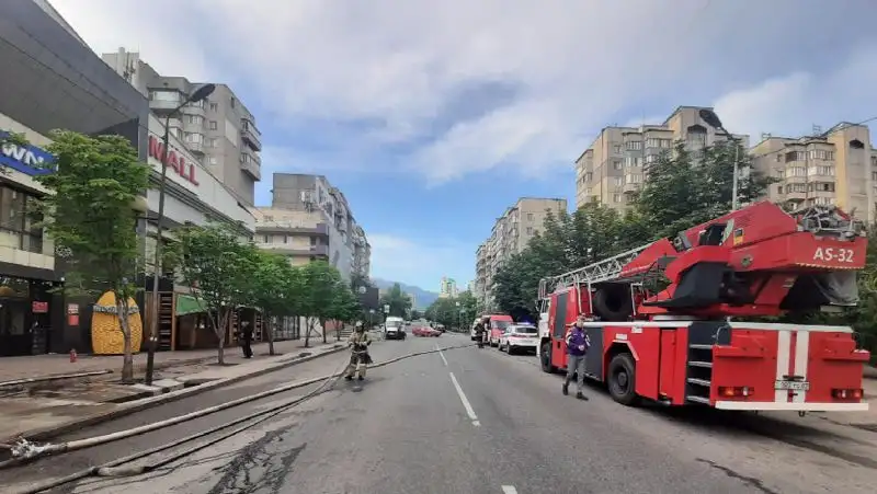 Донерная и торговый дом горели в Алматы