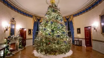 Джо Байден показал, как его супруга украсила Белый дом к Рождеству, фото - Новости Zakon.kz от 07.12.2022 06:51