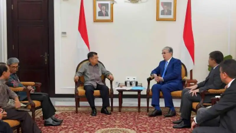 Токаев встретился с вице-президентом Индонезии