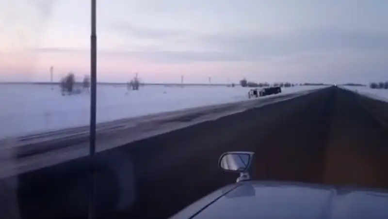 Фура по трассе Уральск-Атырау полмесяца лежит на обочине