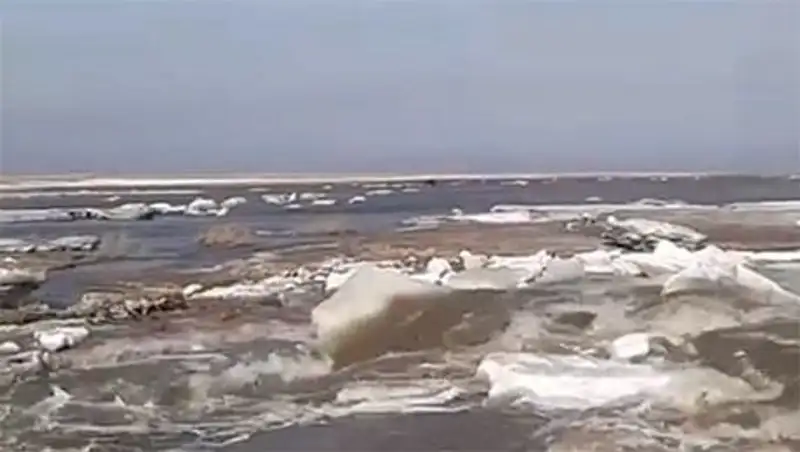 Машину главы района Акмолинской области унесло талыми водами, акима и водителя спасли