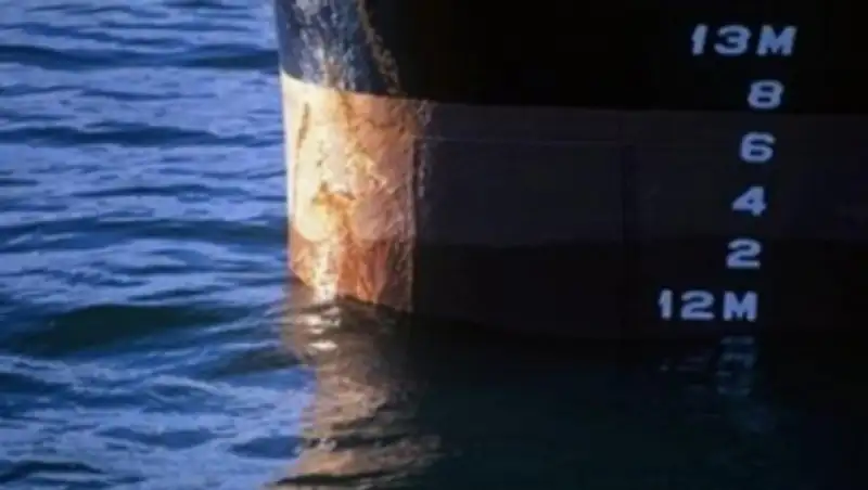 Севший на мель в Мангистау иранский сухогруз утилизируют