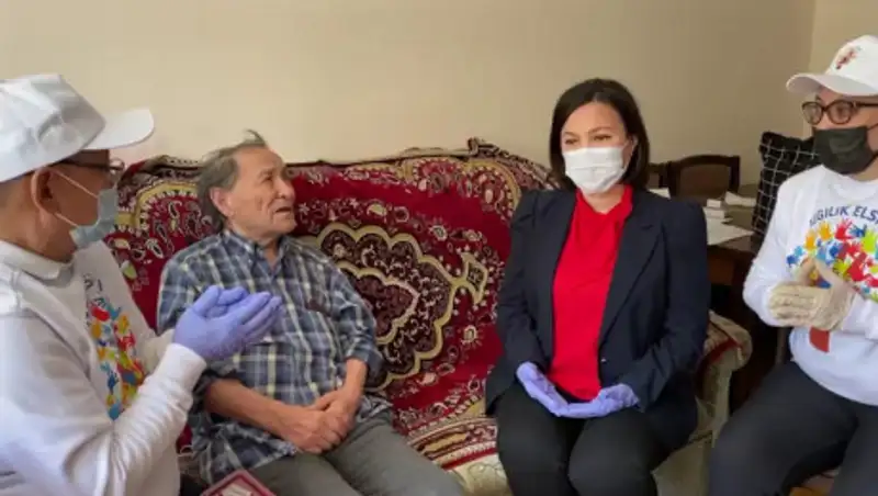 Антикоррупционная служба Алматы и волонтеры поздравили ветеранов ВОВ