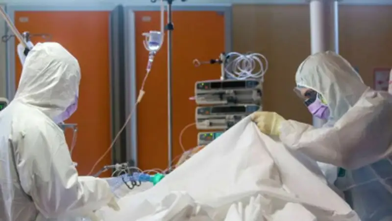 Сколько медиков получат компенсацию за заражение КВИ на работе