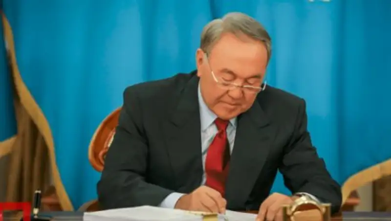 Назарбаев подписал поправки, направленные на реализацию конституционной реформы