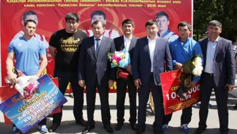 Аким Жамбылской  области встретил победителей  VІ  Республиканского турнира по казах курес