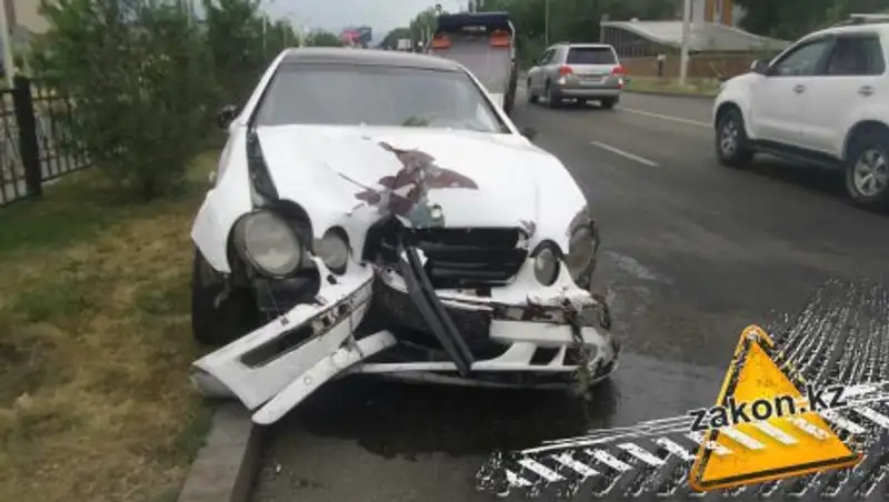 На пр.Абая в Алматы Mercedes снес разделительный забор и оказался на встречке