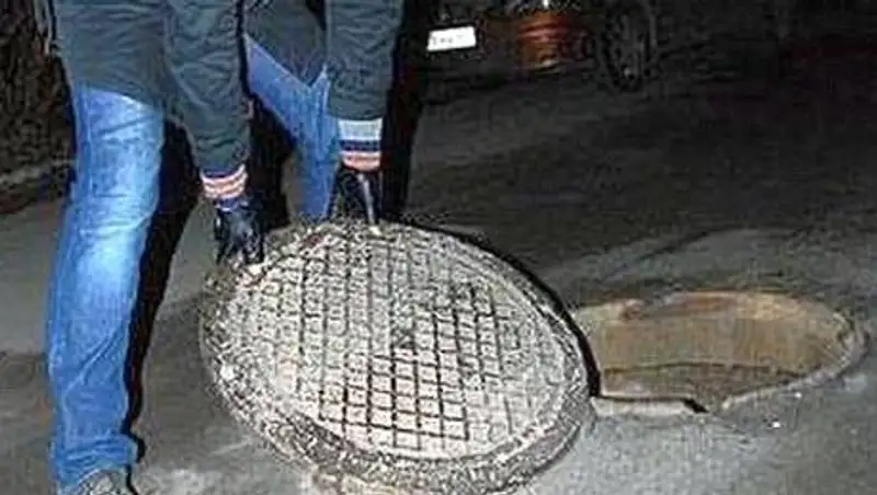 На 400 тысяч тенге: в Нур-Султане задержали серийного вора канализационных люков
